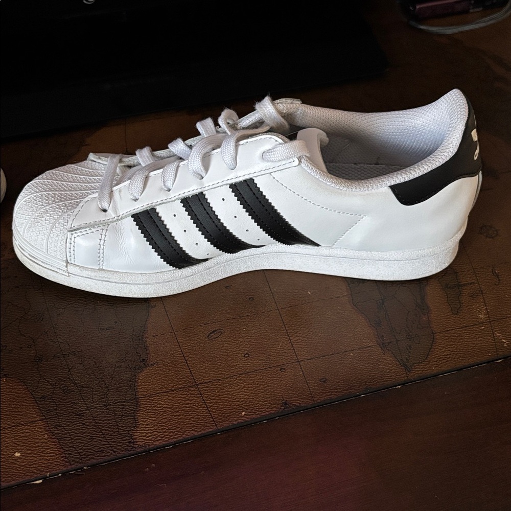 Adidas Superstar Women’s 7.5 - Picture 5 of 9